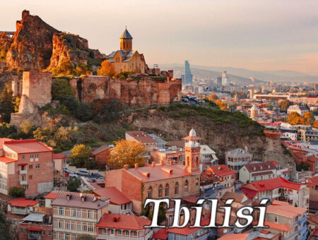 Tbilisi fantastyczny ornament przeszłości, teraźniejszości z fastrygą przyszłości