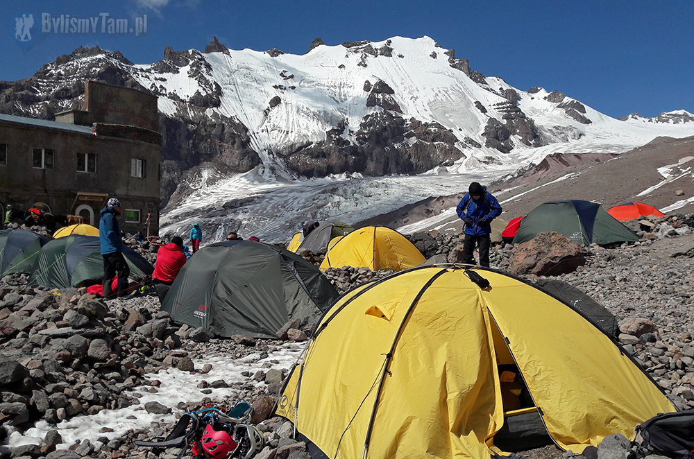 Obóz aklimatyzacyjny przed atakiem na szczyt - Kazbek