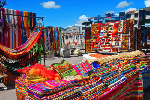 mercado plaza de ponchos otavalo