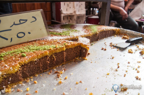 Typowe ciasto arabskie na miodzie - basausa - krojone w trapez