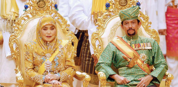 sułtan Brunei - Hassanal Bolkiah Mu'izzadin Waddaulah z jedną z dwóch żon