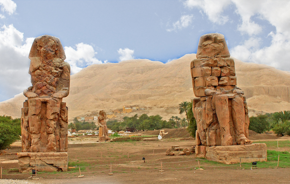 Kolosy Memnona – gigantyczne, bo sięgające wysokości 18 metrów wysokości, posągi faraona Amenhotepa III