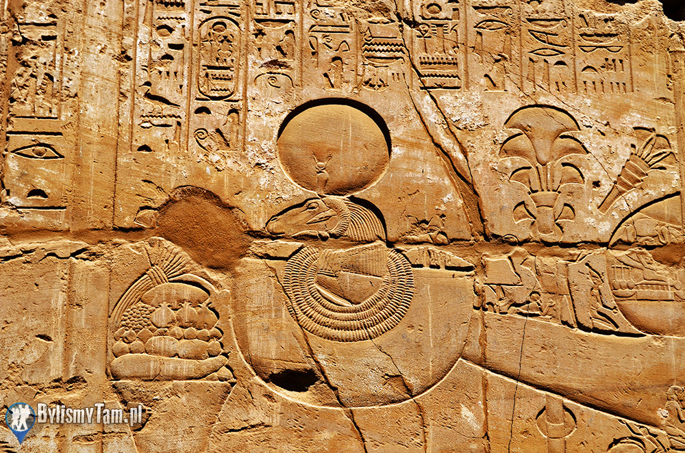 Luksor - Świątynia Karnak - hieroglify na ścianach