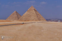 Piramidy na tle miasta