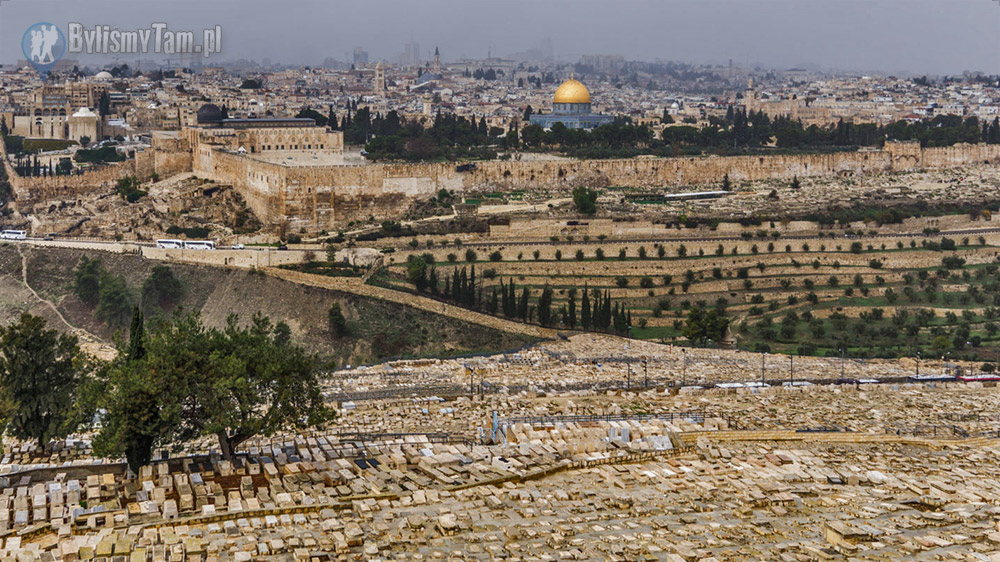 Widok na starą Jerozolimę, w dole cmentarz żydowski