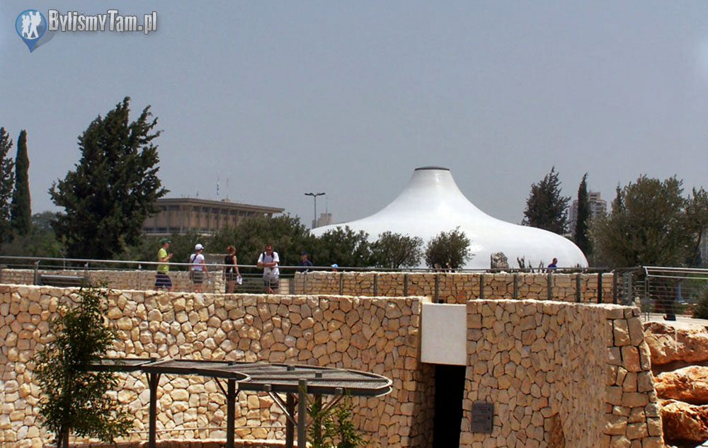 Muzeum Izraela - Jerozolima w tle Kneset