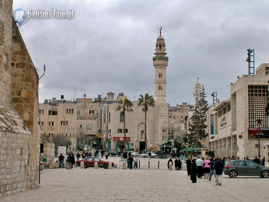 Główny plac w Betlejem - na pierwszm planie Bazylika Narodzenia Pańskiego w tle Meczet Omara