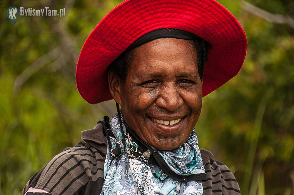 Papuasi często noszą tatuaże na skórze, nie rzadko też na twarzy
