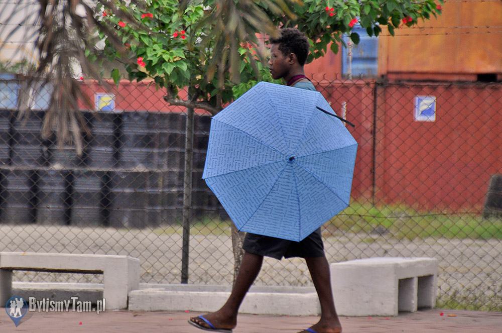 Młodzi mężczyźni na Wyspach Salomona chodzą często z kolorowymi parasolami w ręku