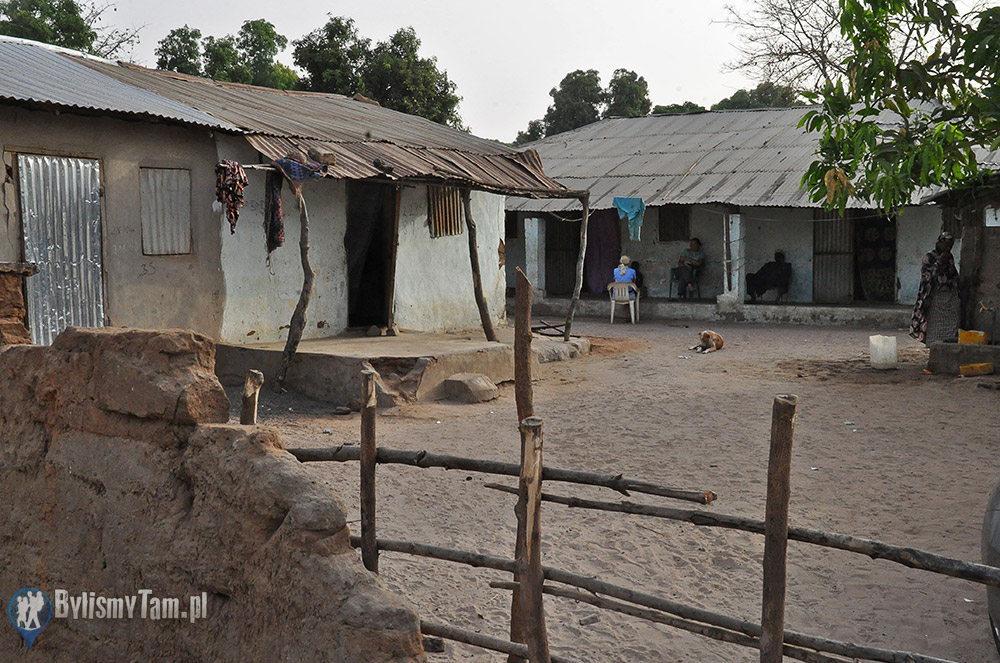 Typowe podwórko na gambijskiej wsi