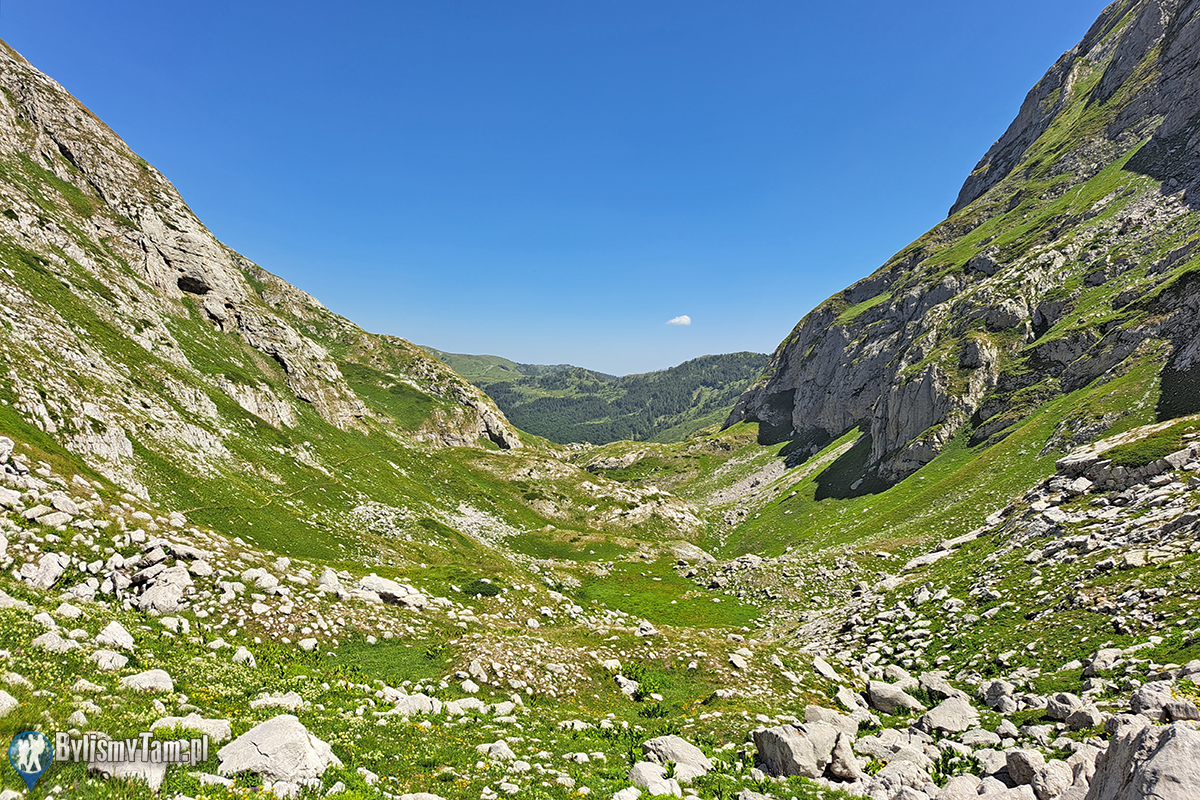Szeroką i zieloną doliną prosto na przełęcz Preslopit