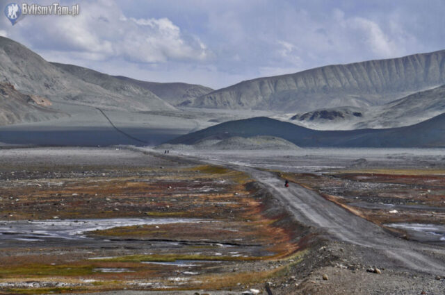 Pamir - droga ciągnie się przez pustkowia kilometrami
