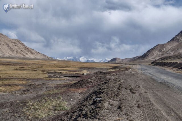 Pamir - podjazd pod szeroką przełęcz Uy-Bulak (około 4250 m n.p.m.)