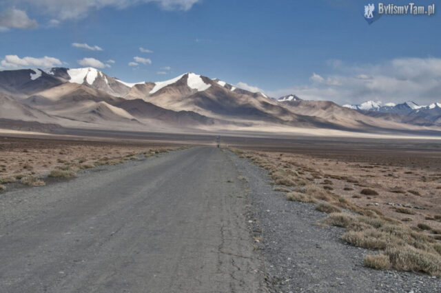 Pamir - ponad dziesięć kilometrów prostej drogi, tym razem z górki