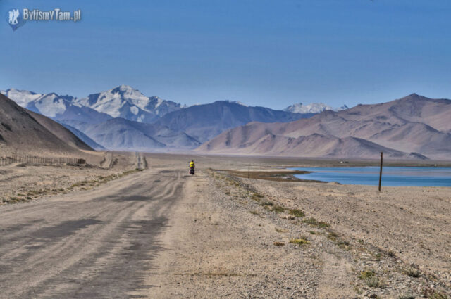 Pamir - Jezioro Kara-kul tuż za wioską Karakul