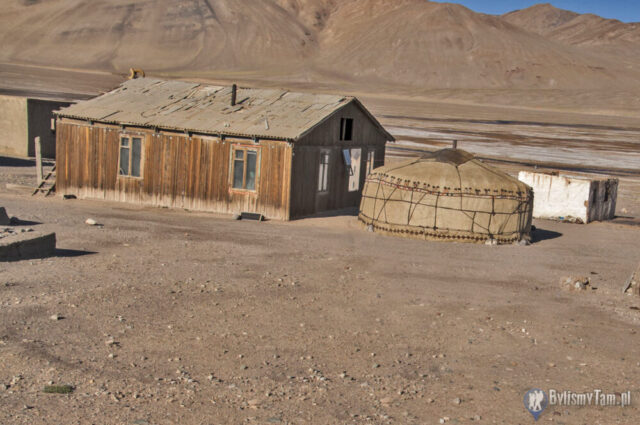 Resztki starej osady Mozgol - jedyny dom w całej okolicy