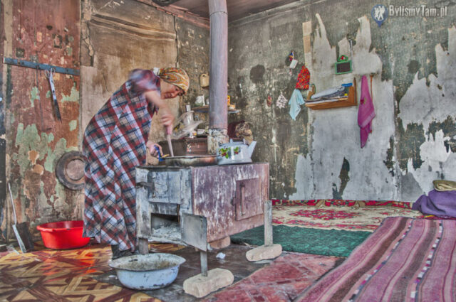 Wnętrze domu, na odludnym terenie Pamiru