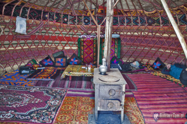 Wnętrze jurty przygotowane do przyjęcia gości - turystów