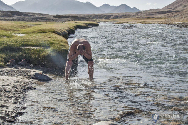 Kąpiel w lodowatych wodach górskich rzek Pamiru