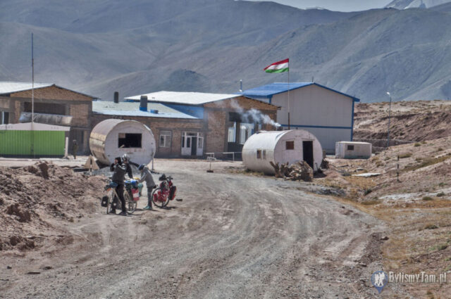 Przejście graniczne Kirgistan-Tadżykistan, do niedawna najwyżej położona placówka graniczna na świecie.