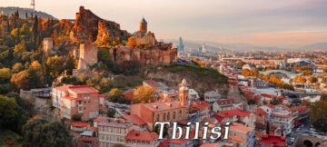 Tbilisi fantastyczny ornament przeszłości, teraźniejszości z fastrygą przyszłości
