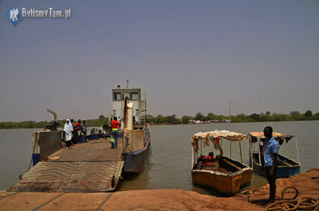 Prom na rzece Gambia