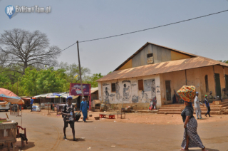 Janjanbureh - ryciny na budynku CFAO Warehouse