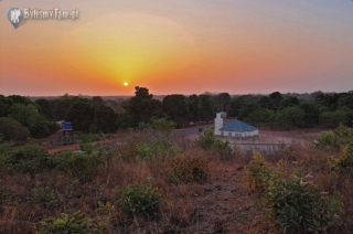 Wieczorny widok na nową szkołę